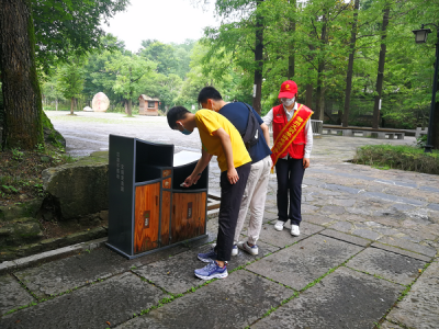 宁波三亚岛旅游区特勤队副队长刘佳楠规劝游客文明出行